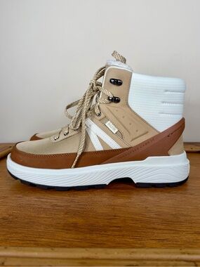 NEW Kizik Women’s Sierra Boot Size 9.5 Latte